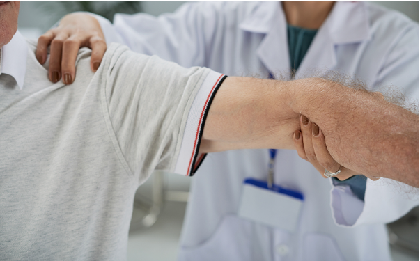 6 Golfer’s Elbow Signs to Assess and Discuss With a Doctor 6 Golfer’s Elbow Signs to Assess and Discuss With a Doctor